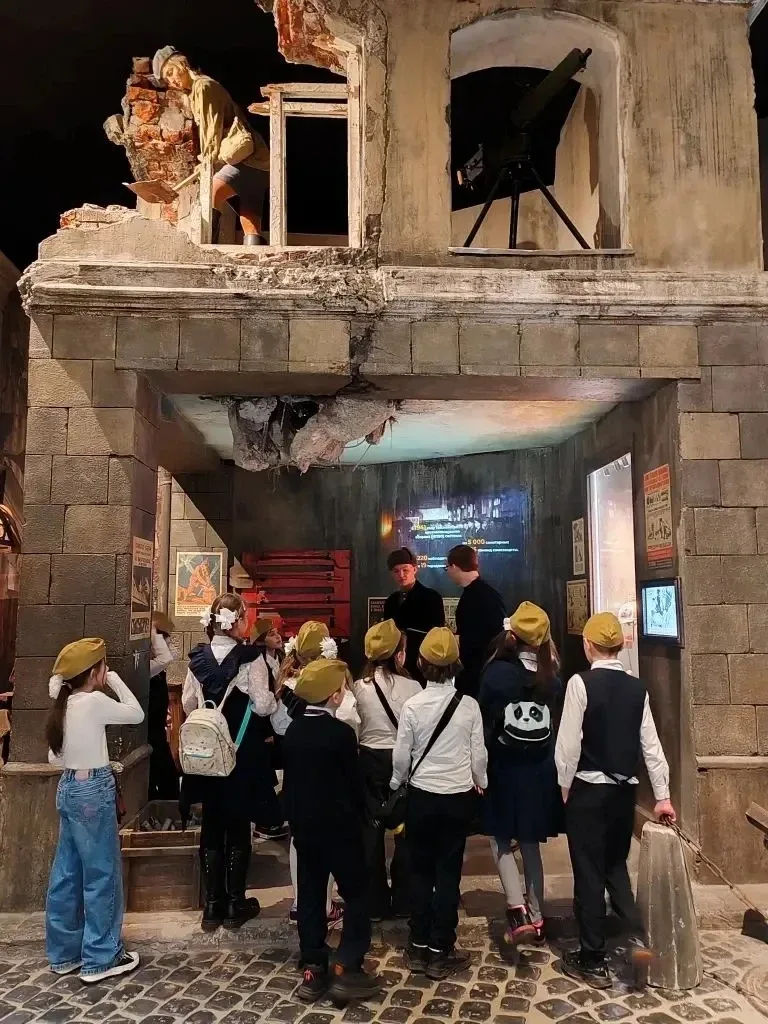 😊 Ученики 2 «Д» стали юными разведчиками в Музее Победы!  🎉 В преддверии Великого праздника — Дня По
