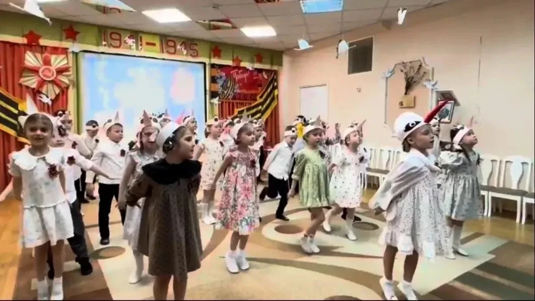 Малыши детского сада подготовили для своих родных и ветеранов праздничный концерт ко дню Победы. Соб