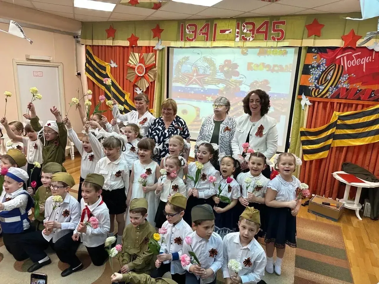 Малыши детского сада подготовили для своих родных и ветеранов праздничный концерт ко дню Победы. Соб