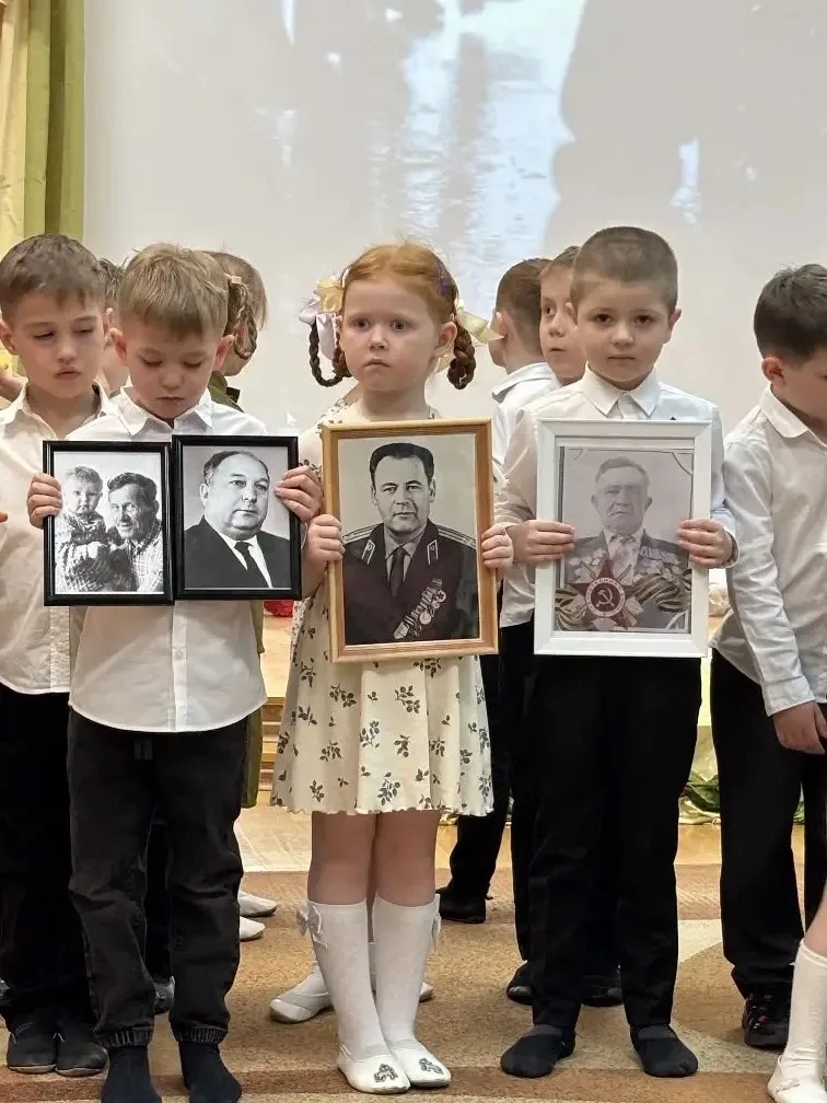 Малыши детского сада подготовили для своих родных и ветеранов праздничный концерт ко дню Победы. Соб
