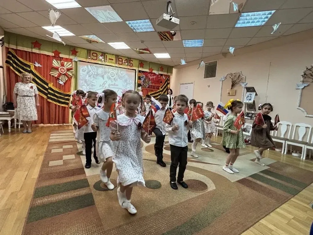 Малыши детского сада подготовили для своих родных и ветеранов праздничный концерт ко дню Победы. Соб