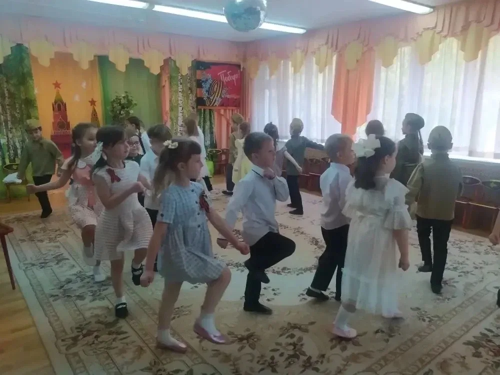 Малыши детского сада подготовили для своих родных и ветеранов праздничный концерт ко дню Победы. Соб