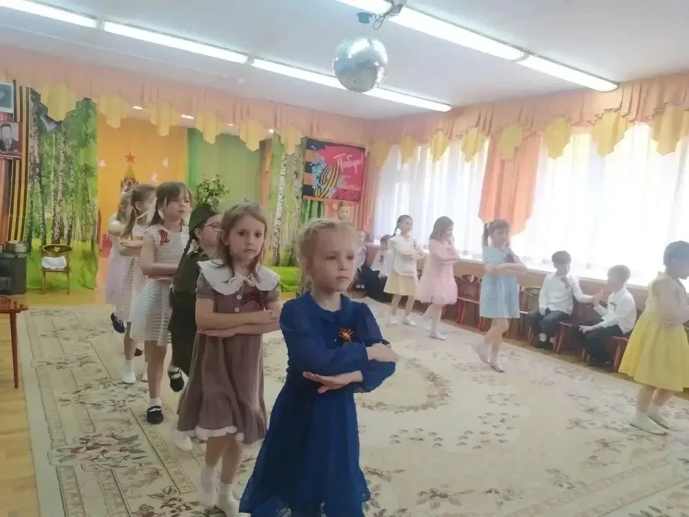 Малыши детского сада подготовили для своих родных и ветеранов праздничный концерт ко дню Победы. Соб