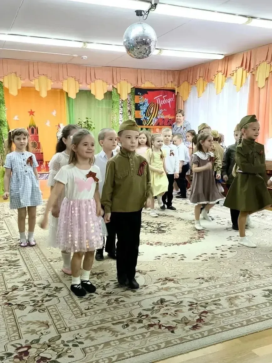 Малыши детского сада подготовили для своих родных и ветеранов праздничный концерт ко дню Победы. Соб