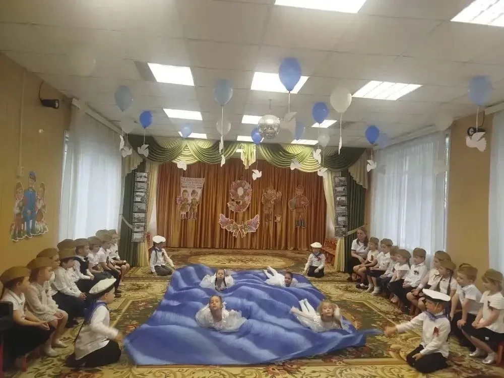 Накануне 9 мая юные артисты, наши дошколята, подарили зрителям трогательные мероприятия, посвященные