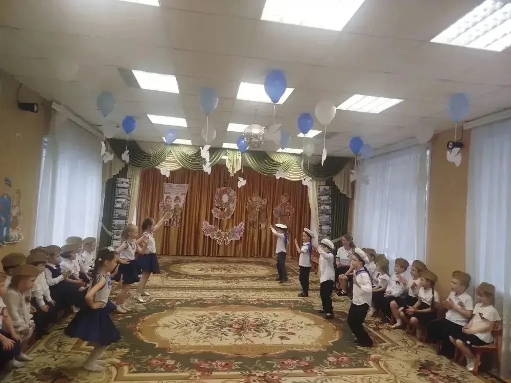 Накануне 9 мая юные артисты, наши дошколята, подарили зрителям трогательные мероприятия, посвященные