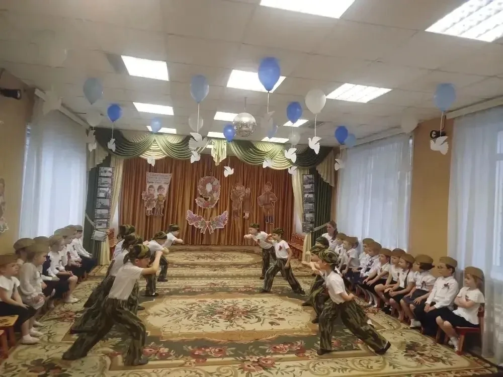 Накануне 9 мая юные артисты, наши дошколята, подарили зрителям трогательные мероприятия, посвященные