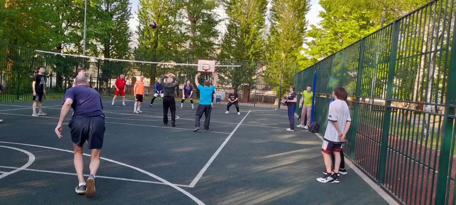 Отмечаем День семьи на спортивной площадке!   В школе прошли соревнования по волейболу среди родител
