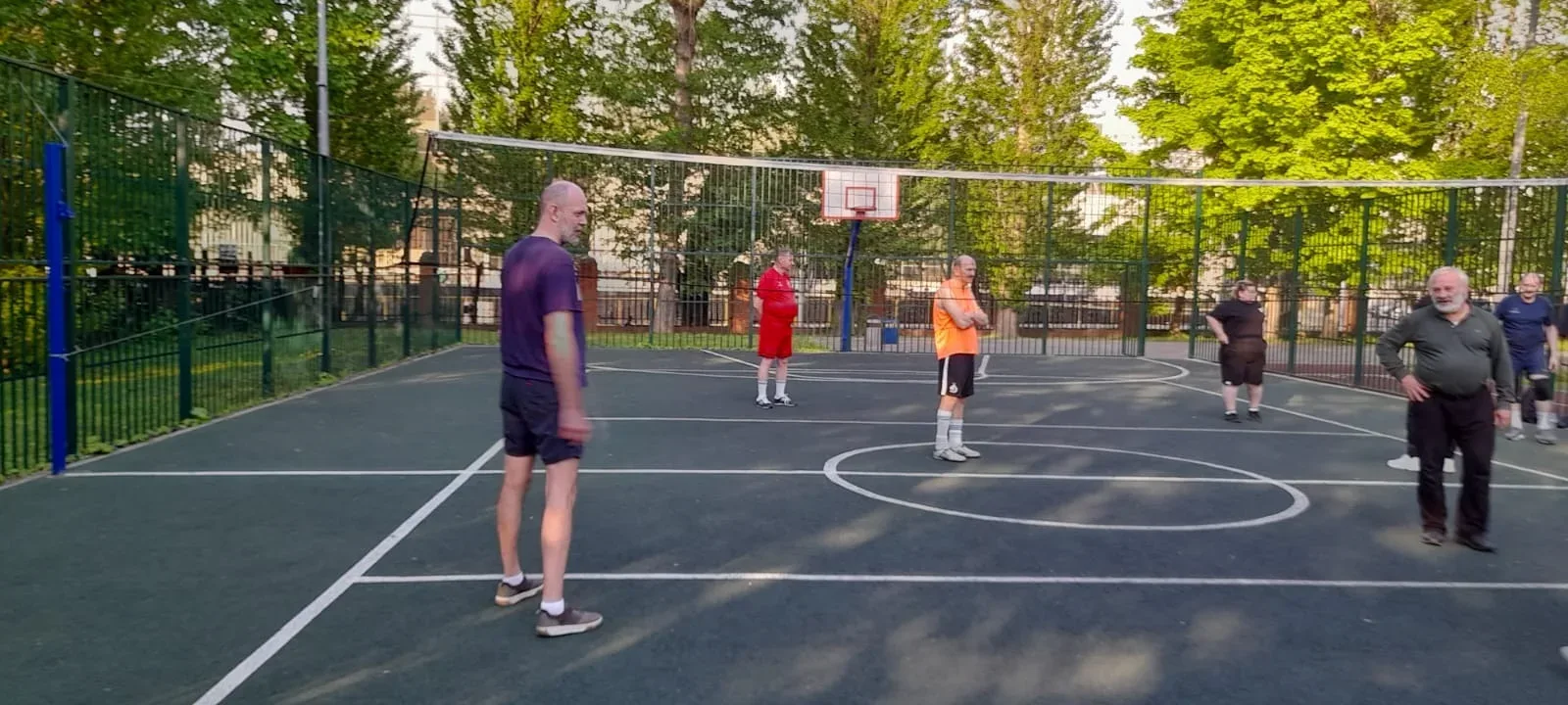 Отмечаем День семьи на спортивной площадке!   В школе прошли соревнования по волейболу среди родител