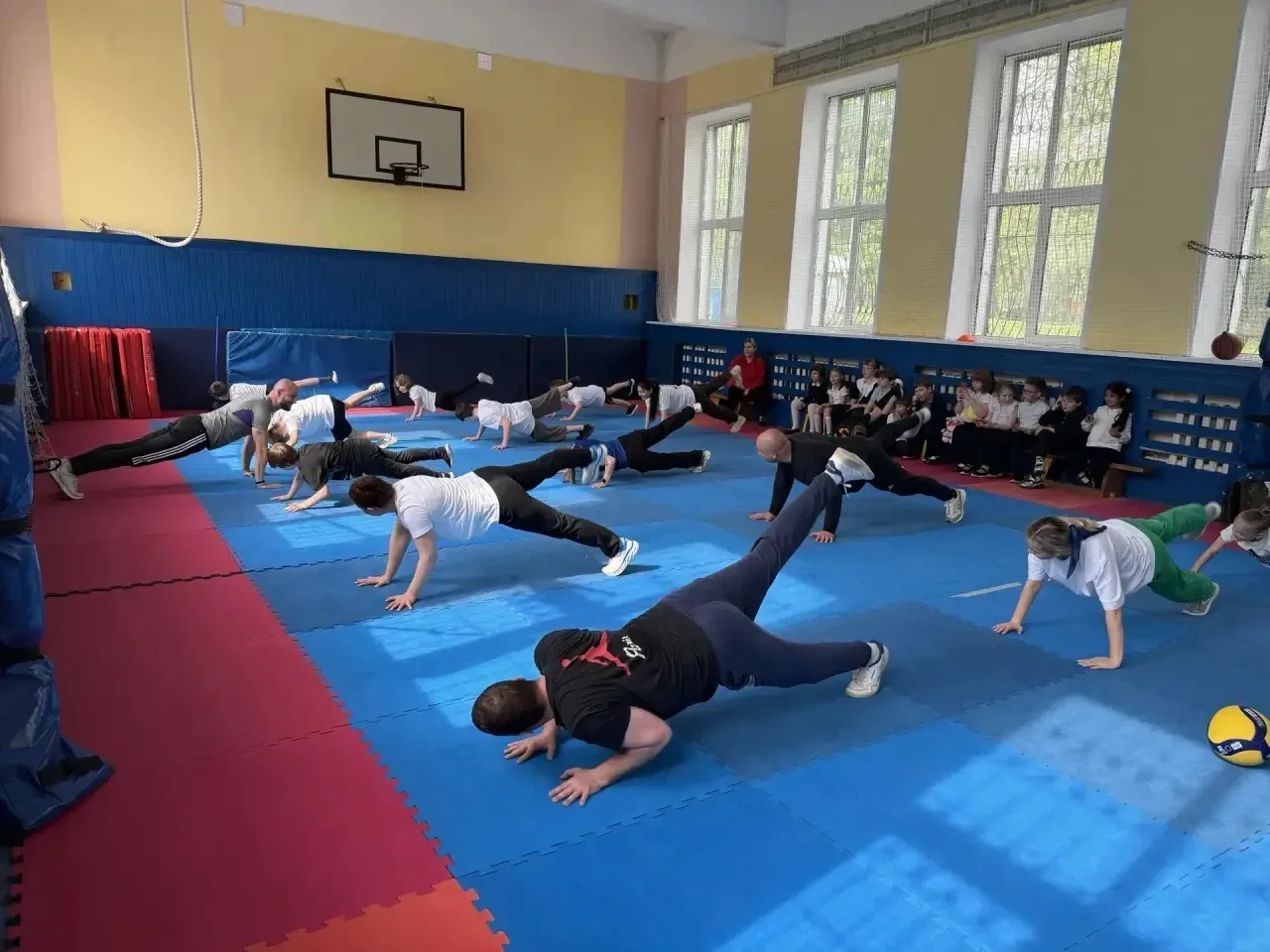 Отмечаем День семьи на спортивной площадке!   В школе прошли соревнования по волейболу среди родител