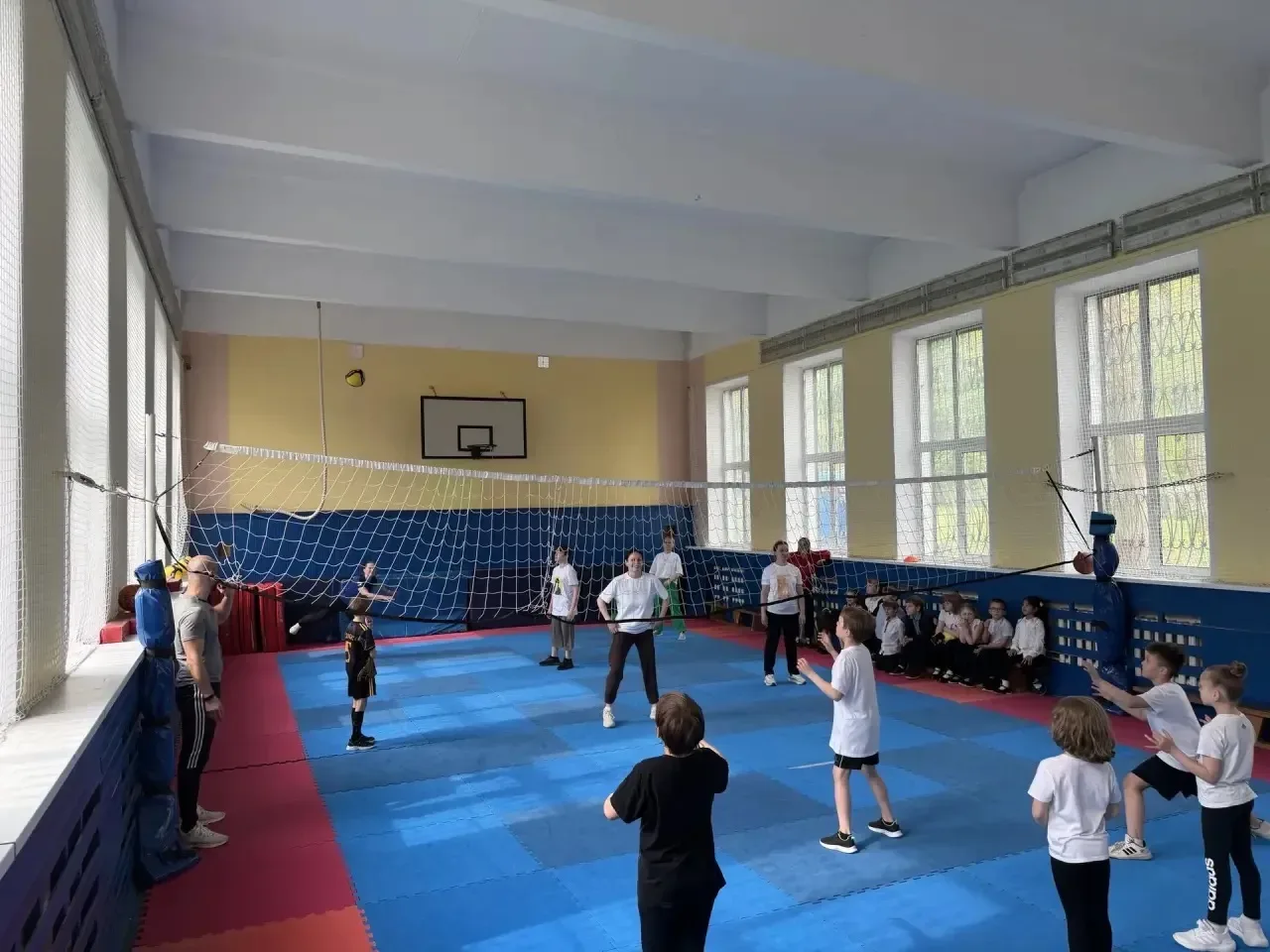 Отмечаем День семьи на спортивной площадке!   В школе прошли соревнования по волейболу среди родител