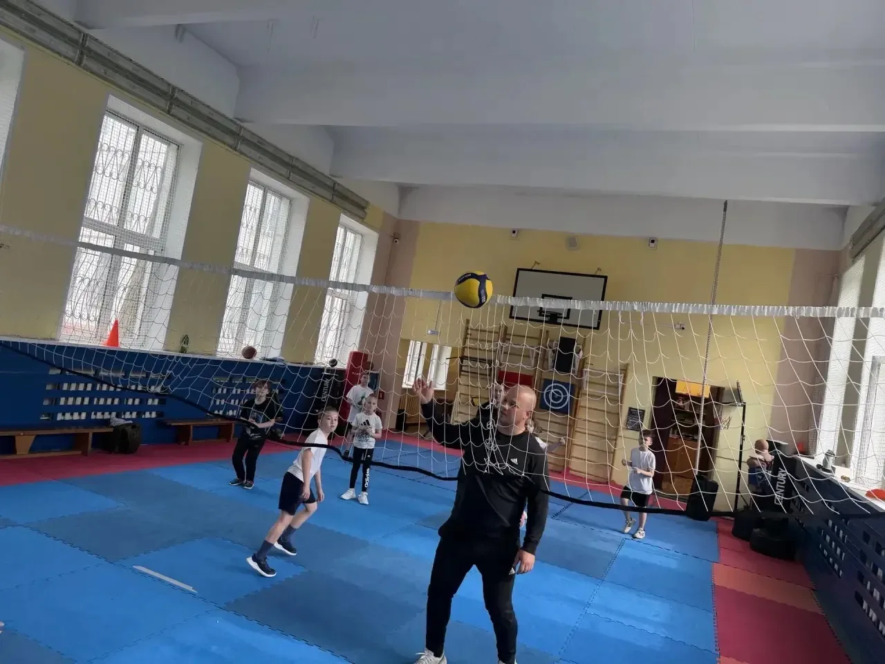 Отмечаем День семьи на спортивной площадке!   В школе прошли соревнования по волейболу среди родител