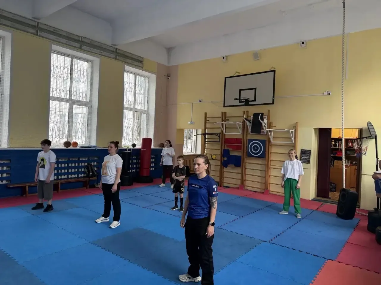 Отмечаем День семьи на спортивной площадке!   В школе прошли соревнования по волейболу среди родител