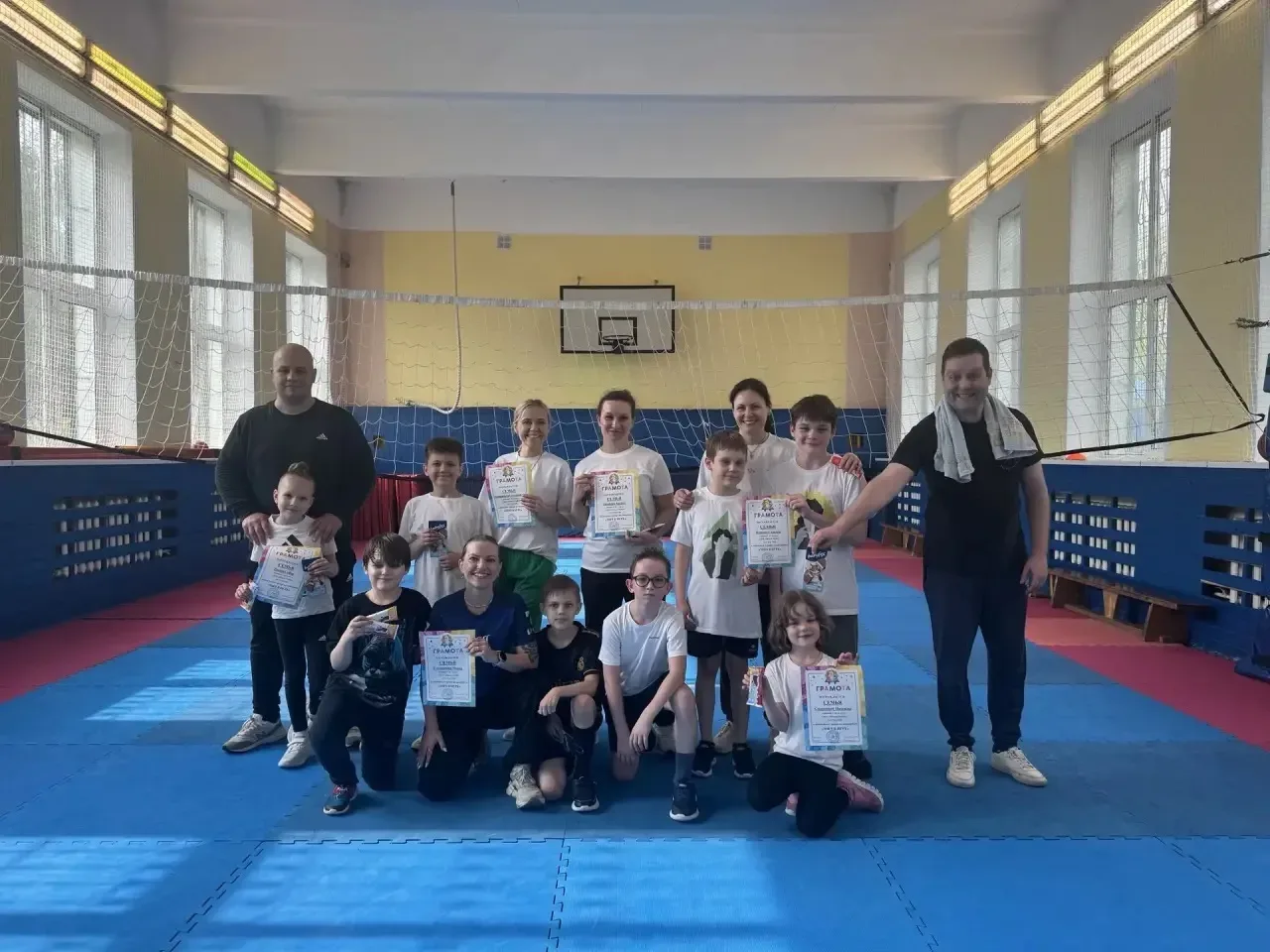 Отмечаем День семьи на спортивной площадке!   В школе прошли соревнования по волейболу среди родител