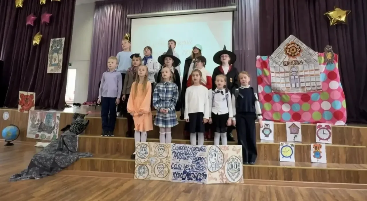 🎭На сцене школы ожила «Сказка о потерянном времени»!   🎊Главные роли в спектакле исполнили ученики н