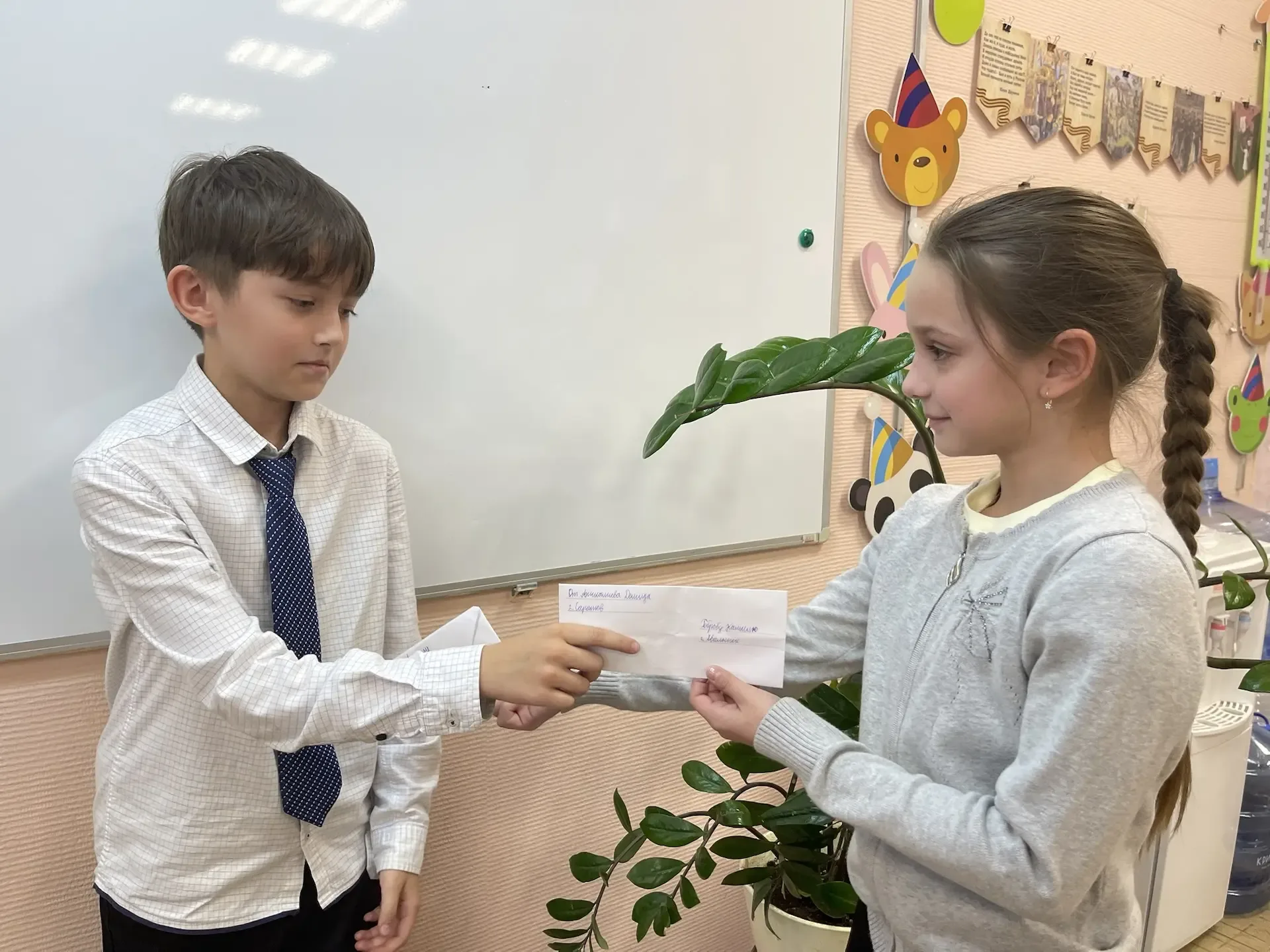 Вести с урока✉️  На уроке русского языка ученики 3 «А» класса (учитель Байбулатова О.В.)  получили т