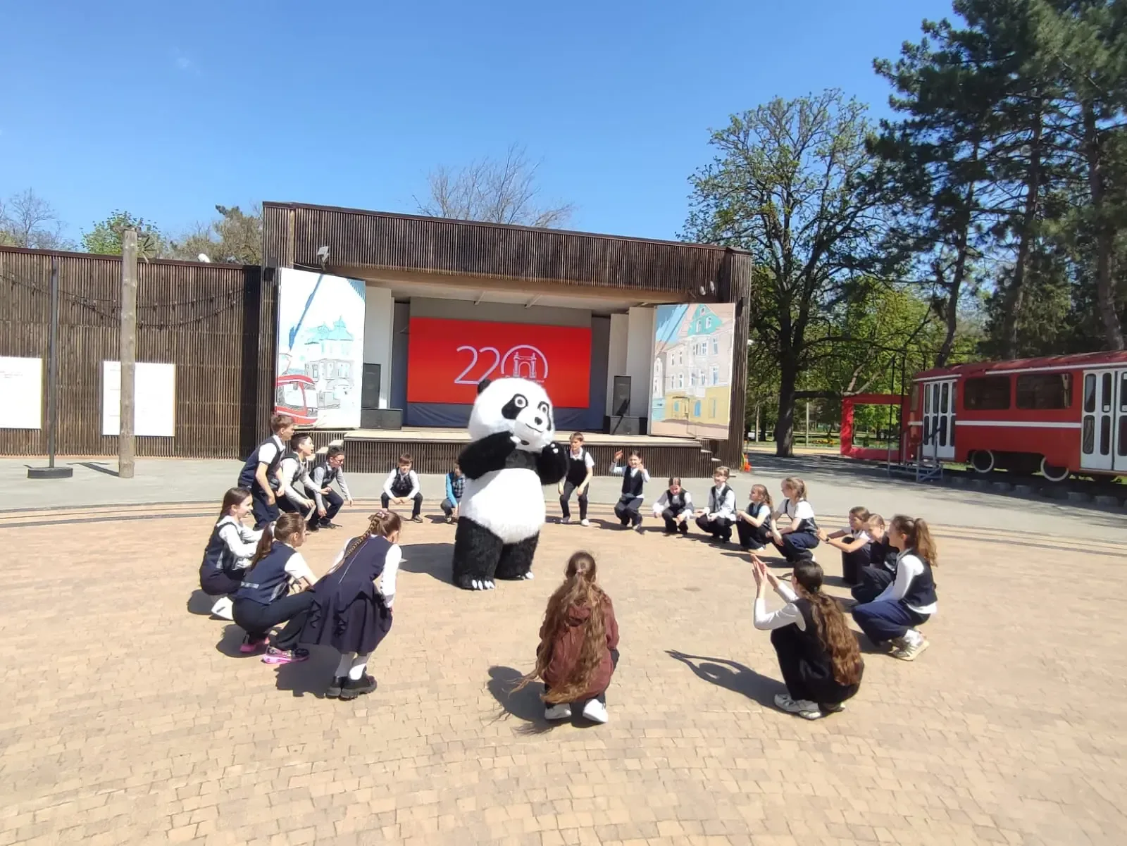 🎉Весёлая прогулка   ☀Одним солнечным днём лицеисты 4 А класса вместе с классным руководителем Фавари