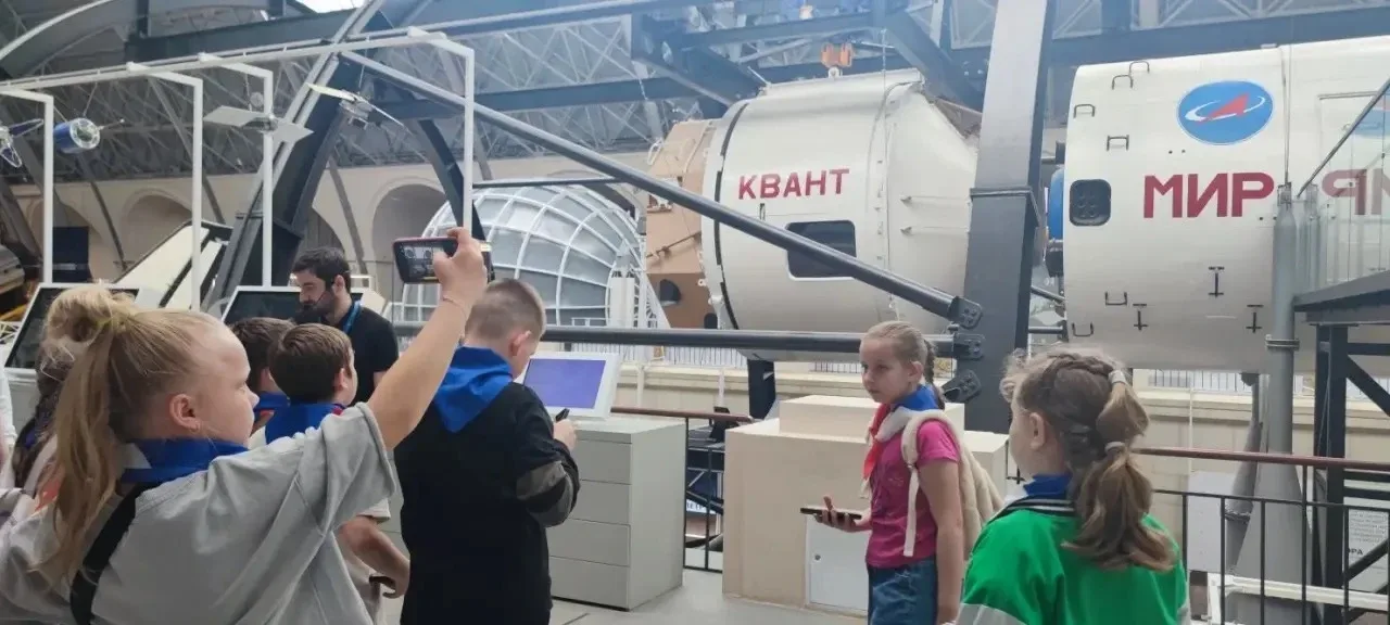 📌Ученики 3А класса расширили свои знания о космосе.  🛰️ Ребята побывали в павильоне "Космонавтика и 