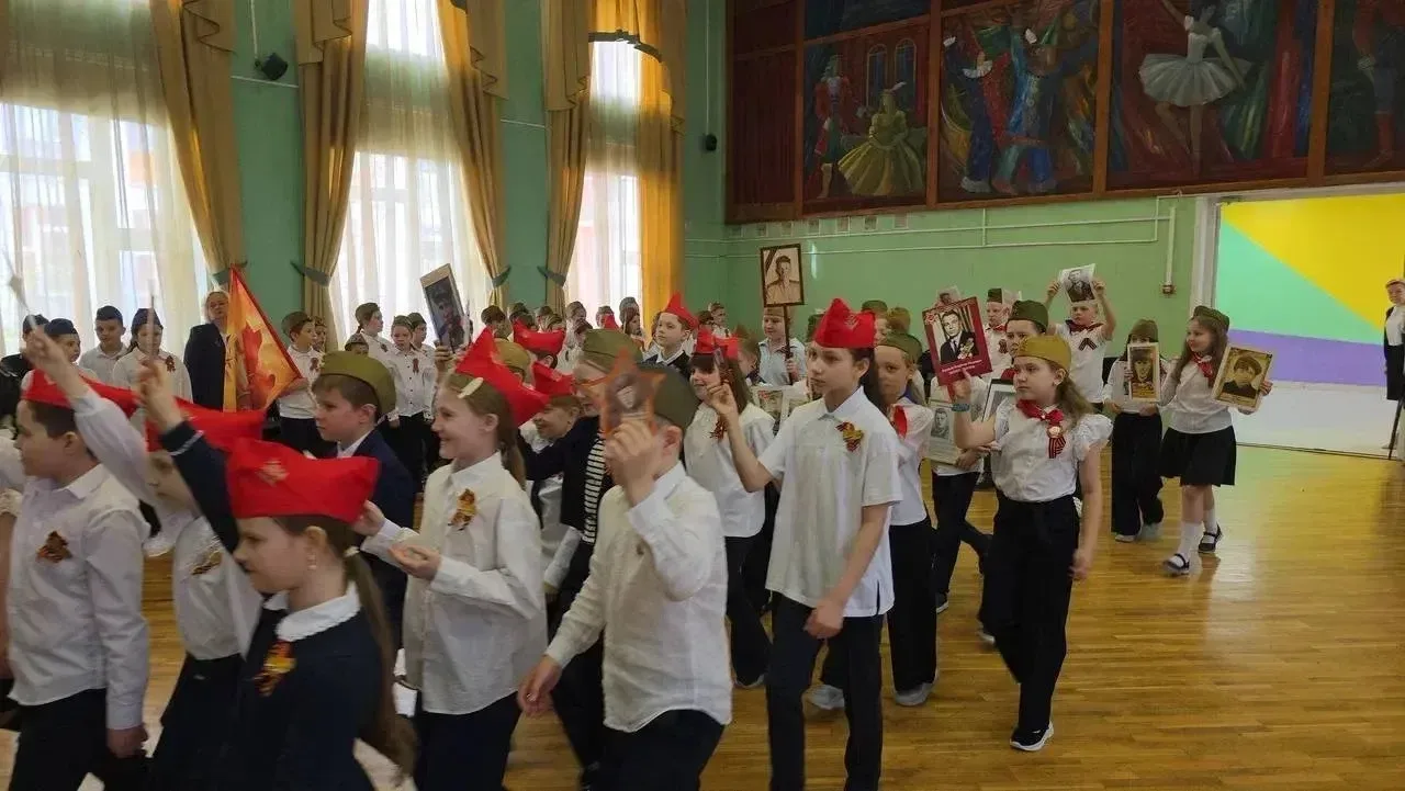 🌺 Бессмертный полк: память, от которой замирает сердце Накануне Дня Победы ученики 3-х классов вмест