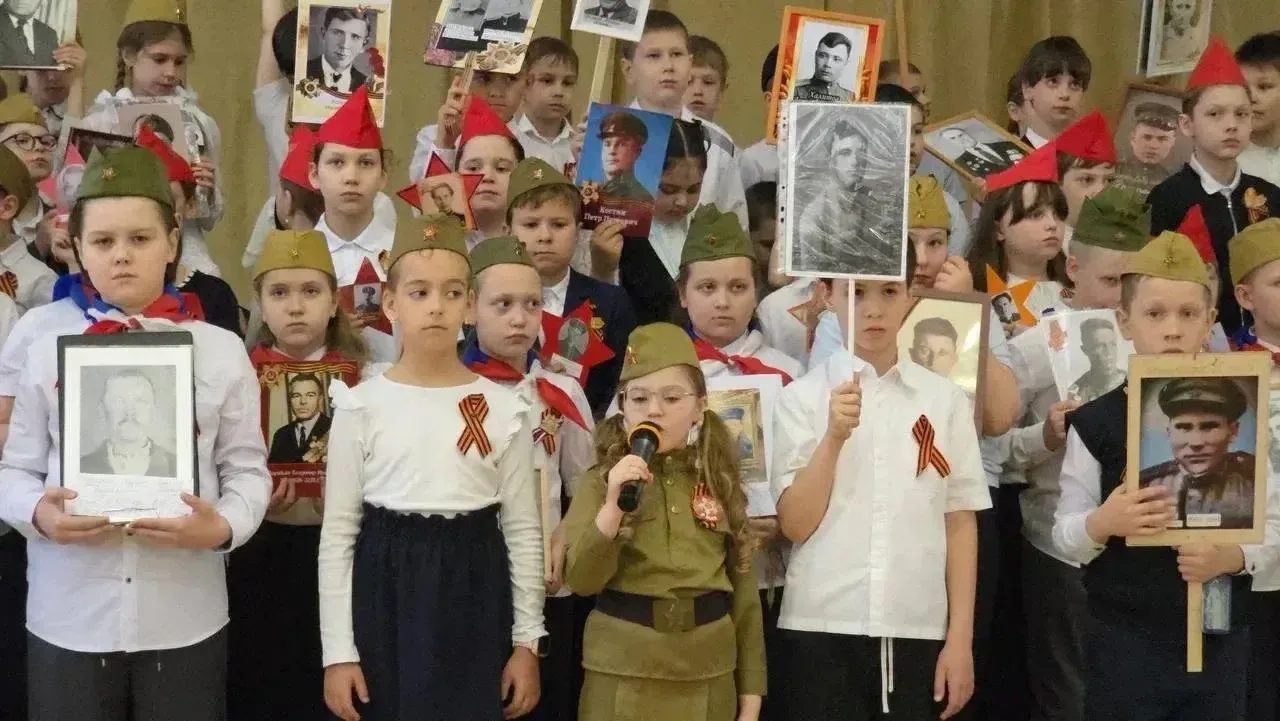 🌺 Бессмертный полк: память, от которой замирает сердце Накануне Дня Победы ученики 3-х классов вмест