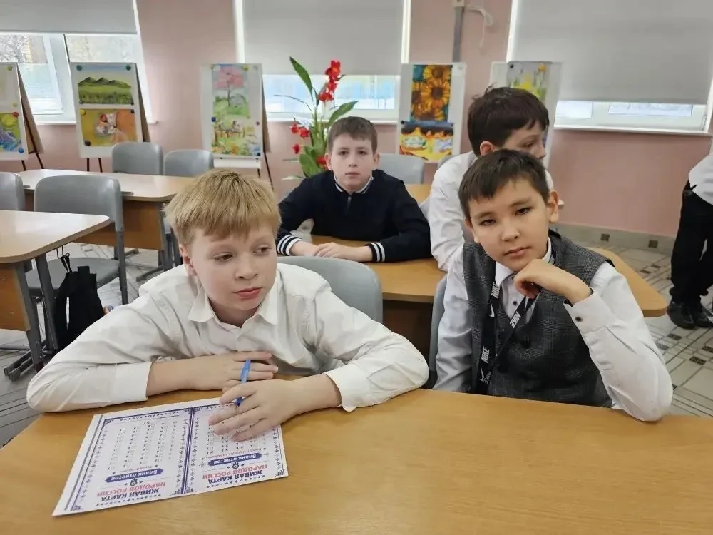 🇷🇺 Сохраняя традиции: День коренных малочисленных народов России  В нашей школе прошла встреча в рам
