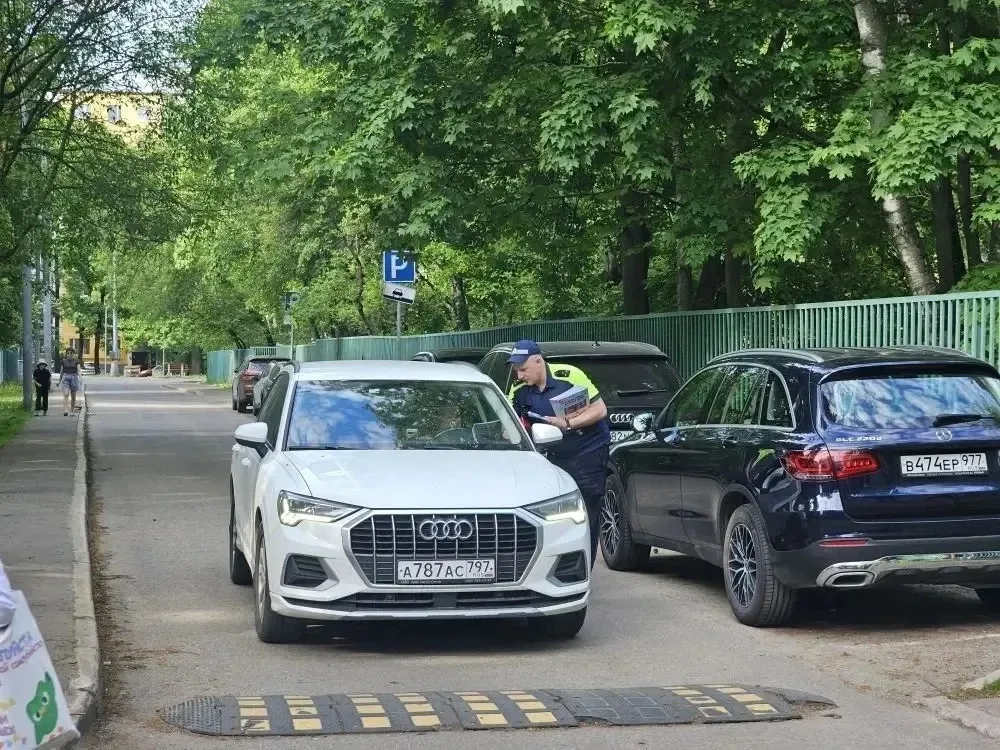 🚦На днях около здания школы, на участке, где движение пешеходов и транспорта наиболее активно и масс