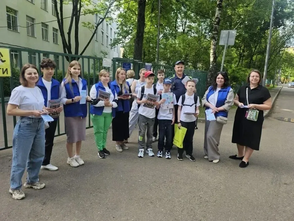 🚦На днях около здания школы, на участке, где движение пешеходов и транспорта наиболее активно и масс