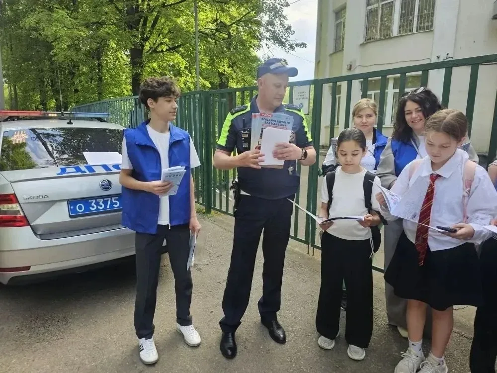 🚦На днях около здания школы, на участке, где движение пешеходов и транспорта наиболее активно и масс