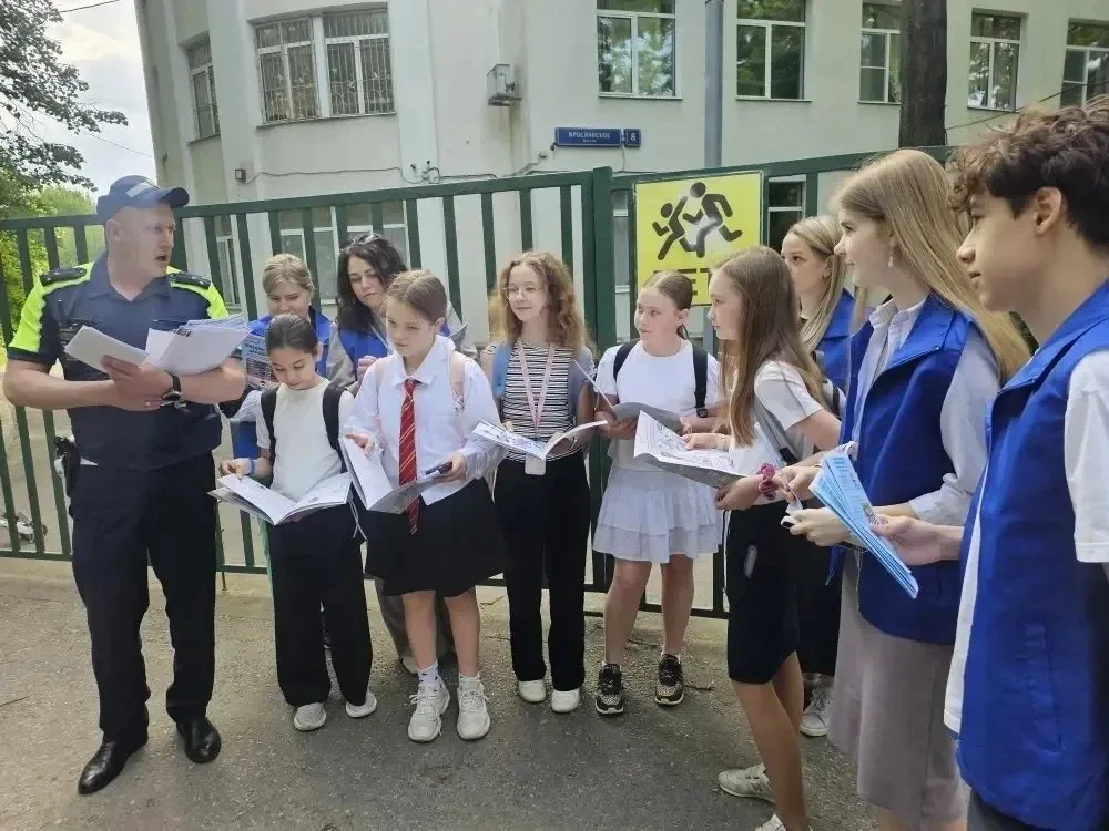 🚦На днях около здания школы, на участке, где движение пешеходов и транспорта наиболее активно и масс
