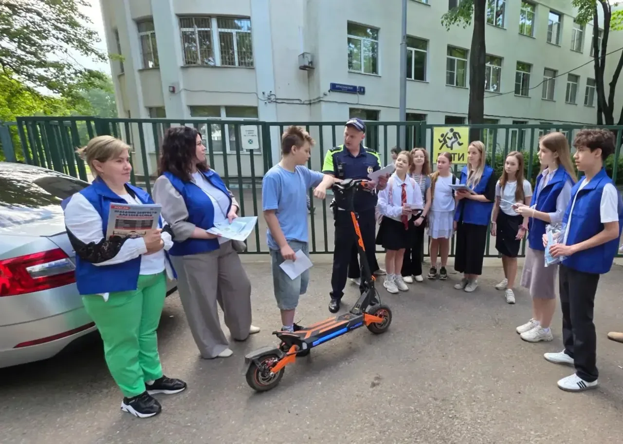 🚦На днях около здания школы, на участке, где движение пешеходов и транспорта наиболее активно и масс