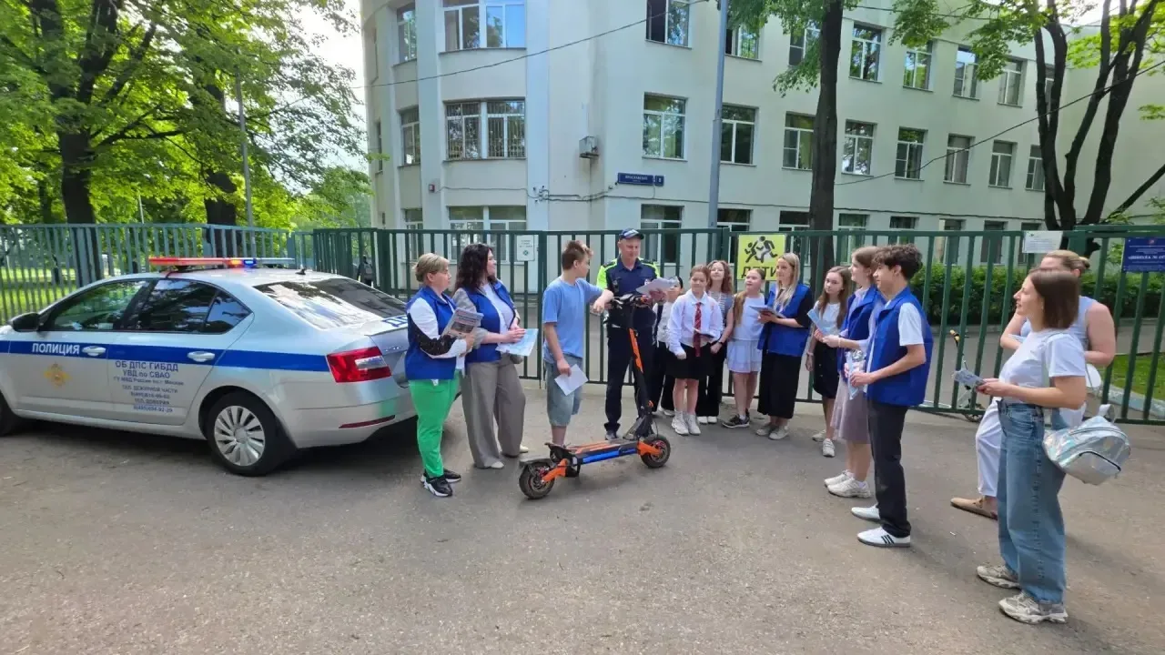 🚦На днях около здания школы, на участке, где движение пешеходов и транспорта наиболее активно и масс