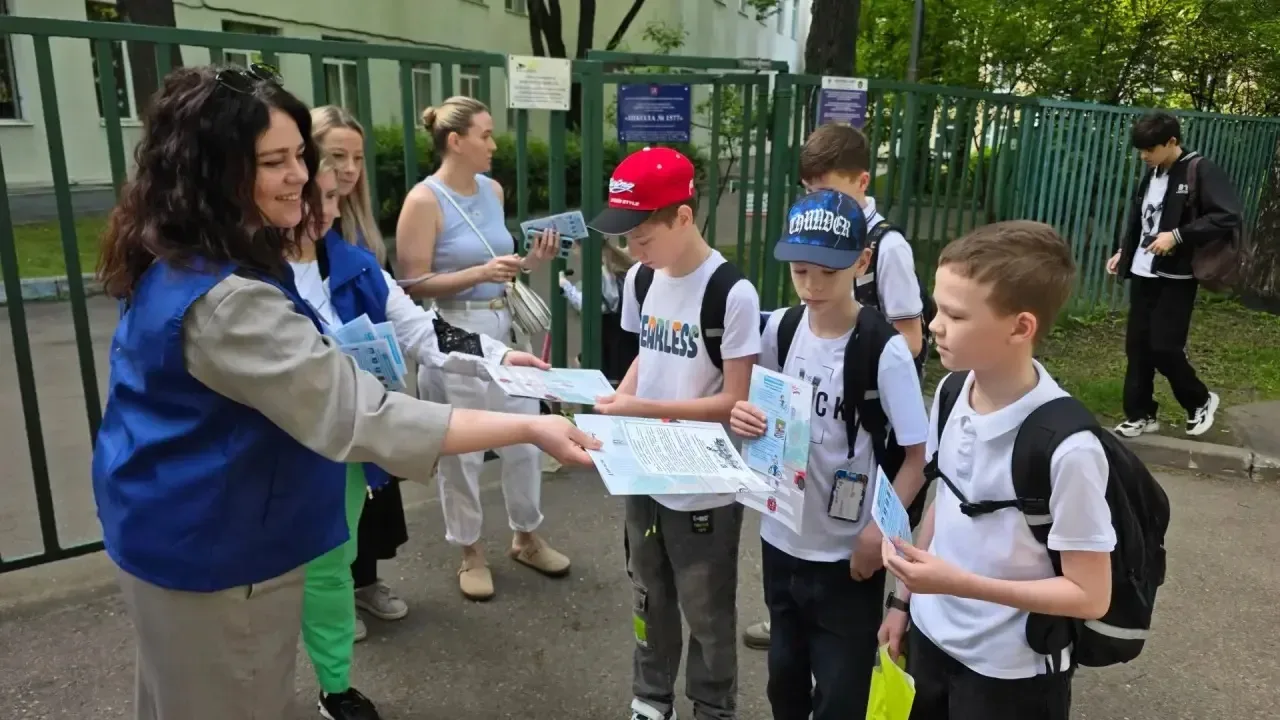 🚦На днях около здания школы, на участке, где движение пешеходов и транспорта наиболее активно и масс