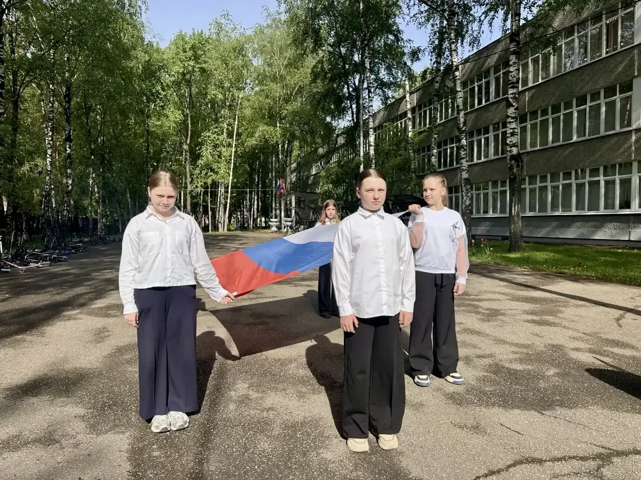 ☀️ Доброе утро, школа!  🇷🇺Новая учебная неделя стартовала — и кажется, этот учебный год пролетел бук