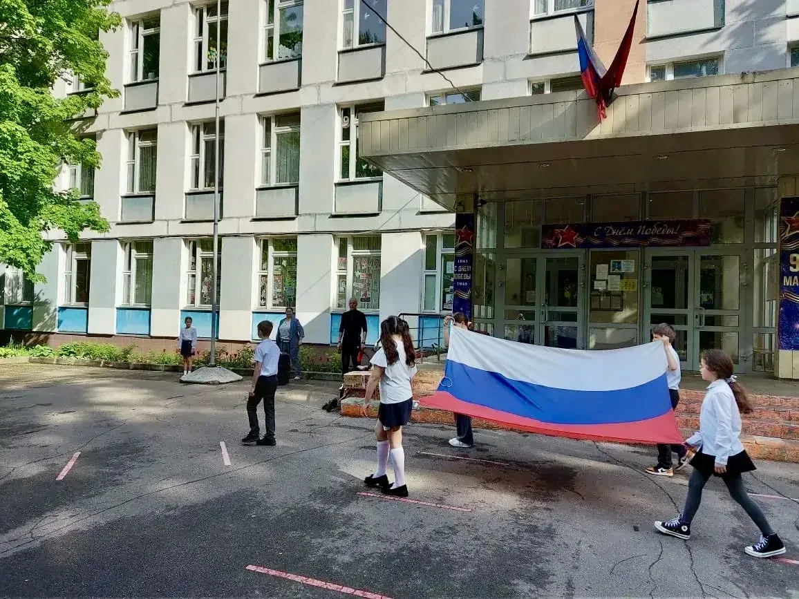 ☀️ Доброе утро, школа!  🇷🇺Новая учебная неделя стартовала — и кажется, этот учебный год пролетел бук
