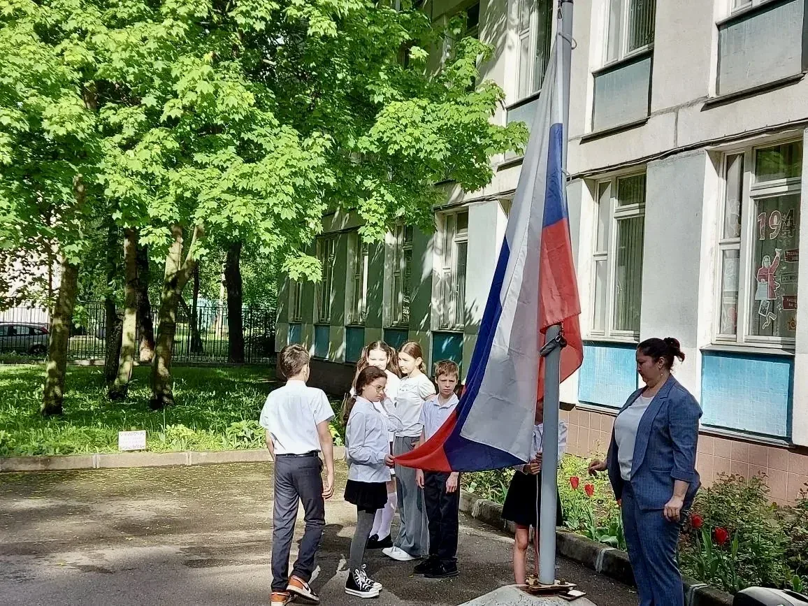 ☀️ Доброе утро, школа!  🇷🇺Новая учебная неделя стартовала — и кажется, этот учебный год пролетел бук