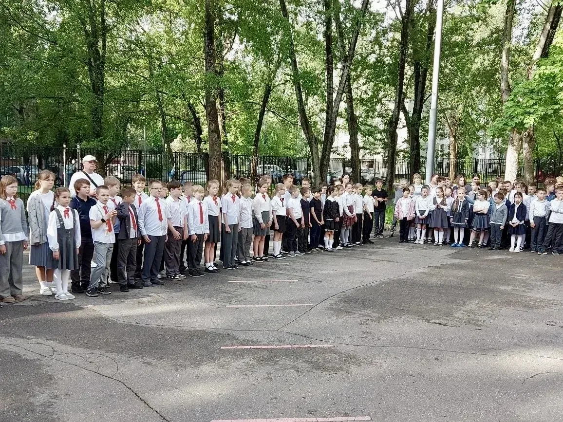 ☀️ Доброе утро, школа!  🇷🇺Новая учебная неделя стартовала — и кажется, этот учебный год пролетел бук
