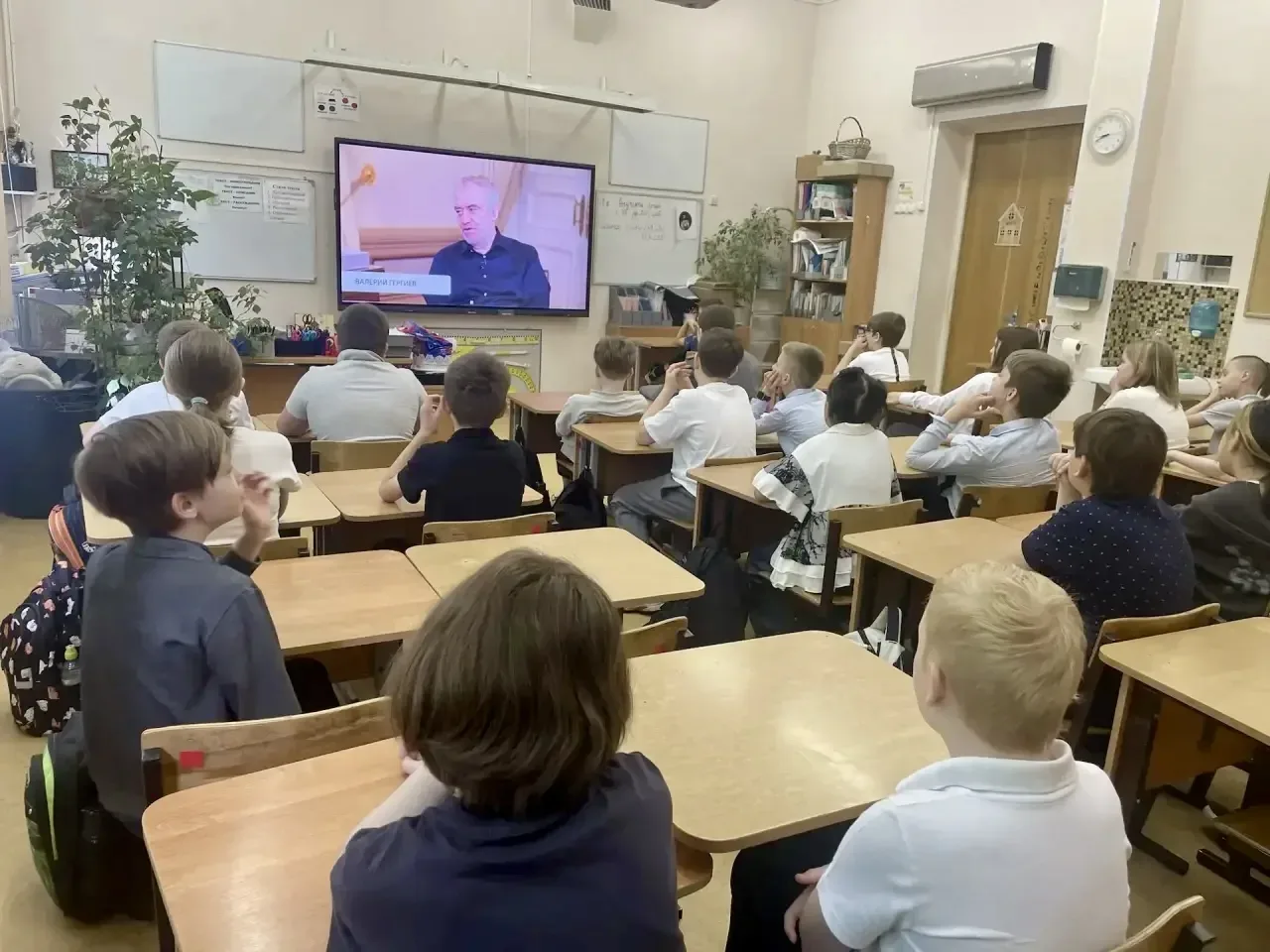 ☀️ Доброе утро, школа!  🇷🇺Новая учебная неделя стартовала — и кажется, этот учебный год пролетел бук
