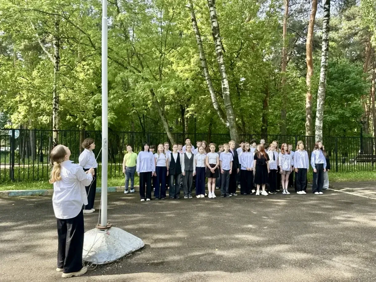 ☀️ Доброе утро, школа!  🇷🇺Новая учебная неделя стартовала — и кажется, этот учебный год пролетел бук