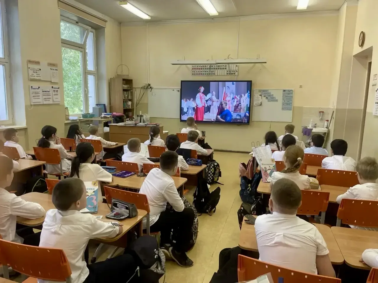 ☀️ Доброе утро, школа!  🇷🇺Новая учебная неделя стартовала — и кажется, этот учебный год пролетел бук