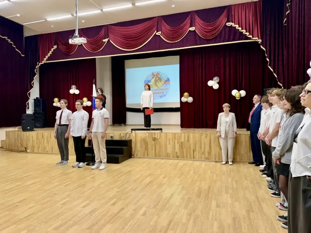 🎓 Время важных шагов  🔔Сегодня для наших девятиклассников прошла торжественная линейка — важный и оч