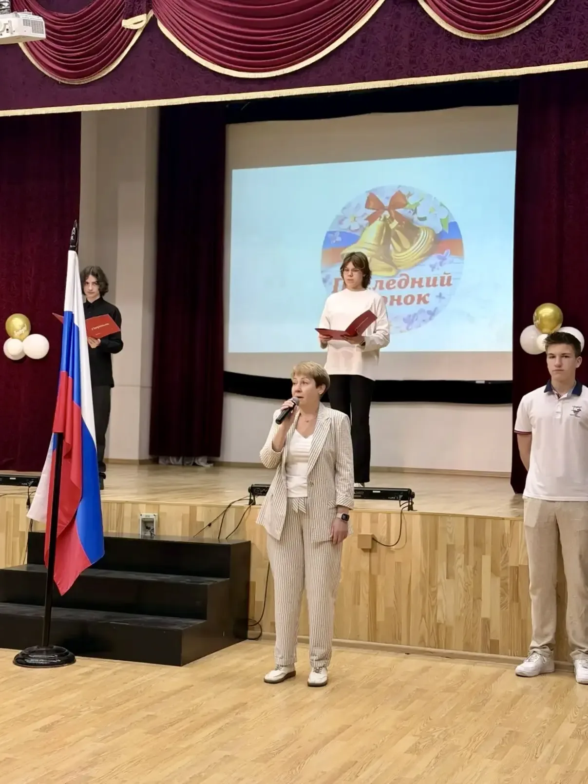 🎓 Время важных шагов  🔔Сегодня для наших девятиклассников прошла торжественная линейка — важный и оч