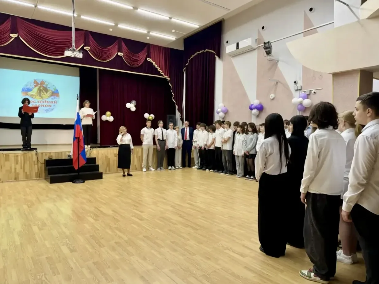 🎓 Время важных шагов  🔔Сегодня для наших девятиклассников прошла торжественная линейка — важный и оч