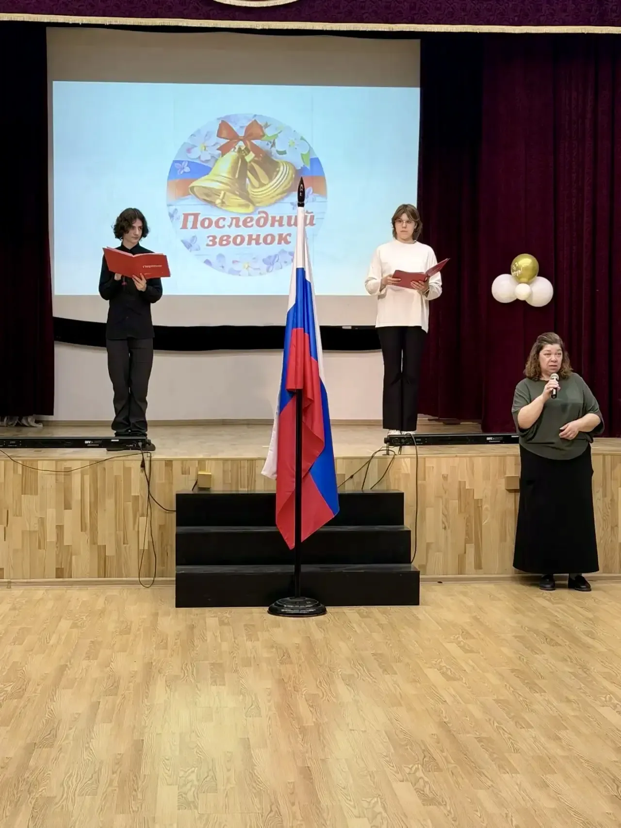 🎓 Время важных шагов  🔔Сегодня для наших девятиклассников прошла торжественная линейка — важный и оч