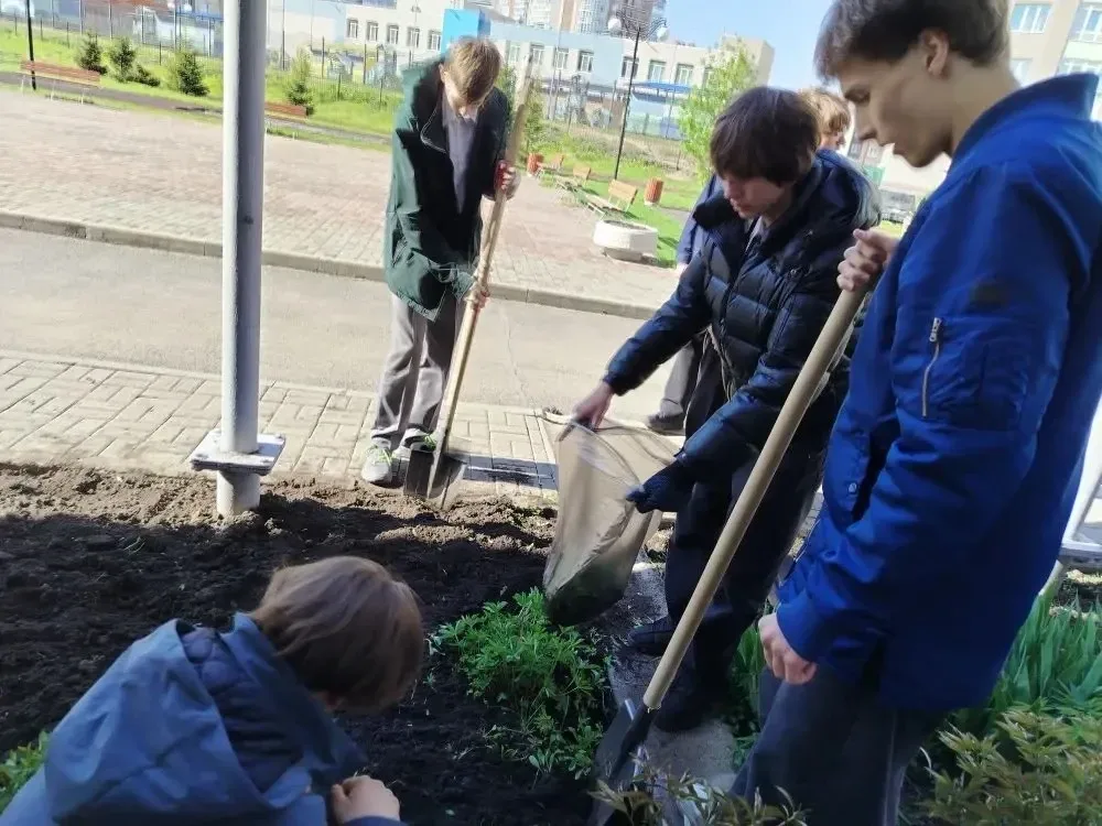 🌱  Сегодняшний день был по-настоящему весенним!  Учащиеся 9-х классов с энтузиазмом взялись за благо