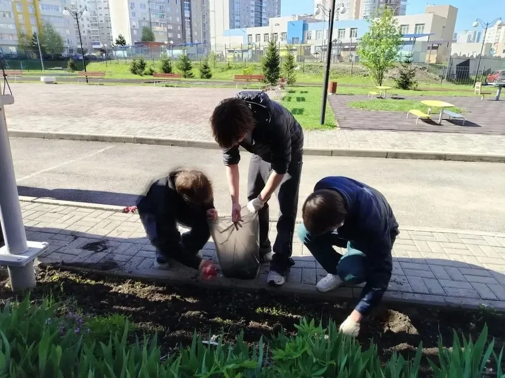 🌱  Сегодняшний день был по-настоящему весенним!  Учащиеся 9-х классов с энтузиазмом взялись за благо
