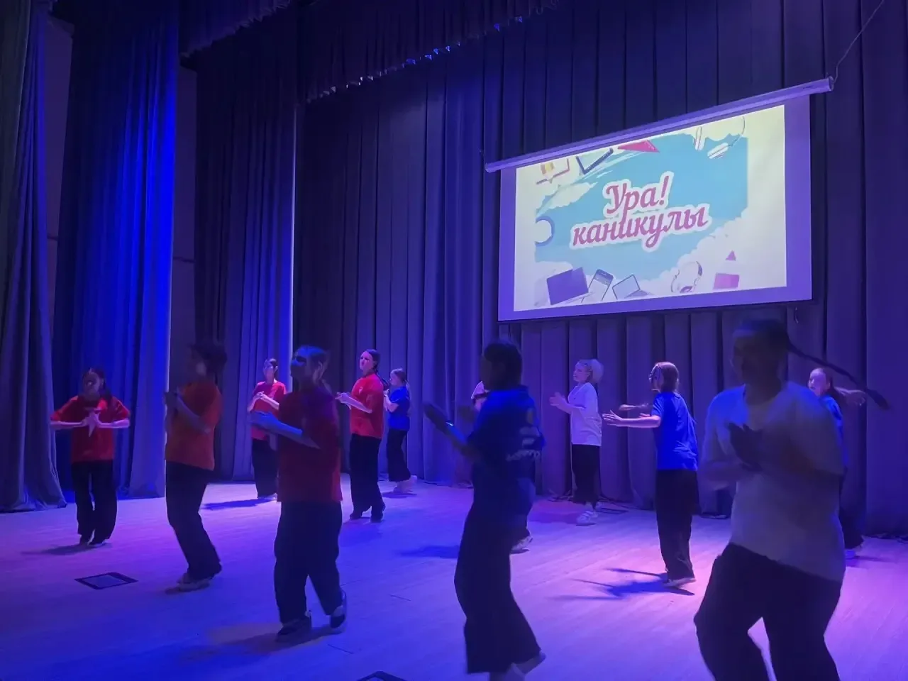 🎉 Торжественная линейка: подводим итоги учебного года!   Сегодня мы провели линейку по итогам 4‑й че