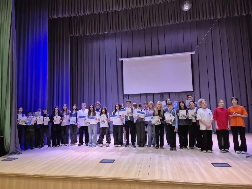 🎉 Торжественная линейка: подводим итоги учебного года!   Сегодня мы провели линейку по итогам 4‑й че