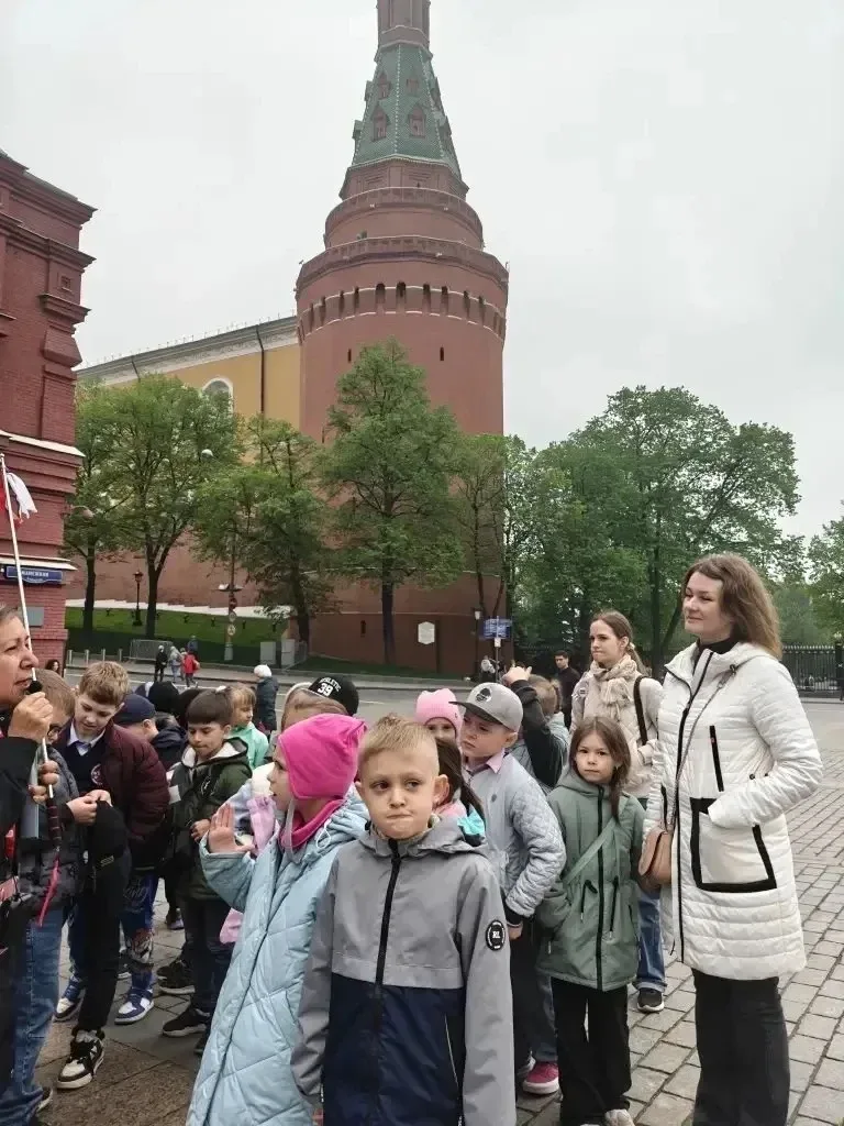 ⭐️ Посвящение в москвичи  🌟 Ученики 1 класса «П» побывали на обзорной экскурсии по центру Москвы.  🌿