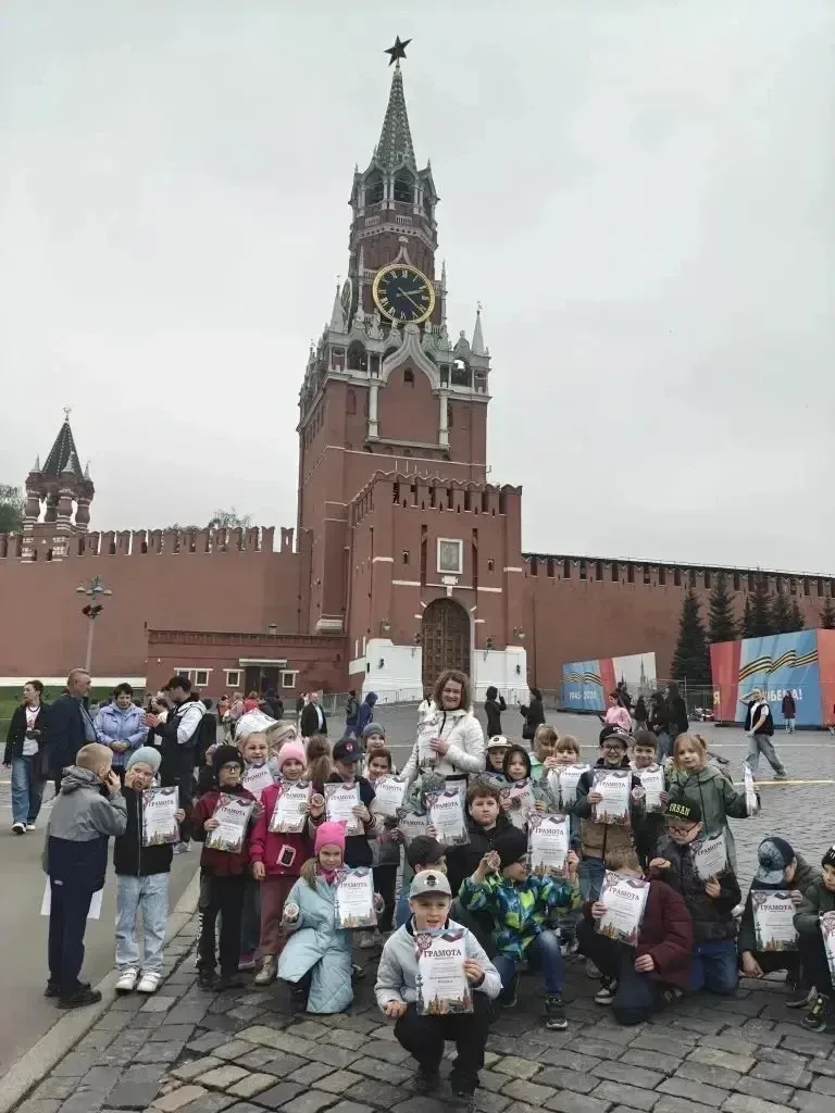 ⭐️ Посвящение в москвичи  🌟 Ученики 1 класса «П» побывали на обзорной экскурсии по центру Москвы.  🌿