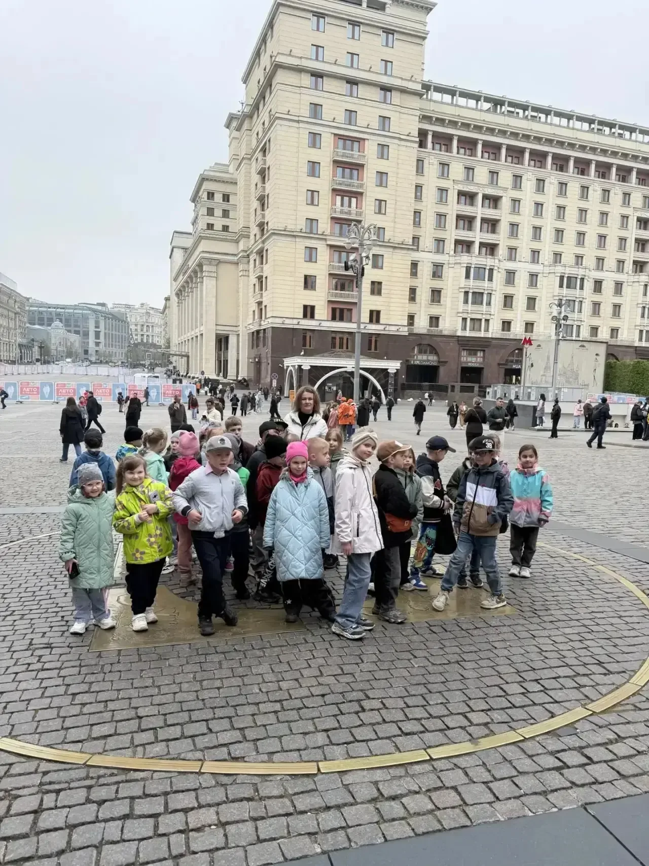⭐️ Посвящение в москвичи  🌟 Ученики 1 класса «П» побывали на обзорной экскурсии по центру Москвы.  🌿